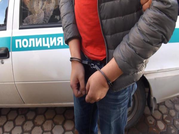 Подозреваемого в угоне автомобиля такси мужчину поймали в Зеленокумске